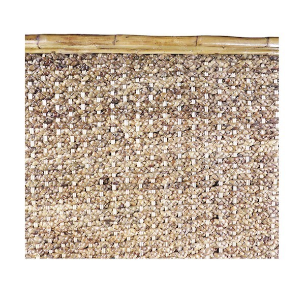 Cabecero de cama realizado con jacinto de agua seco y marco de bambú y