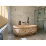 Bañera de mármol tallada