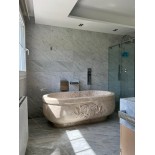 Bañera de mármol tallada