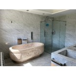 Bañera de mármol tallada