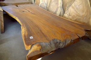 Mesas de tronco de suar y raíz de teca
